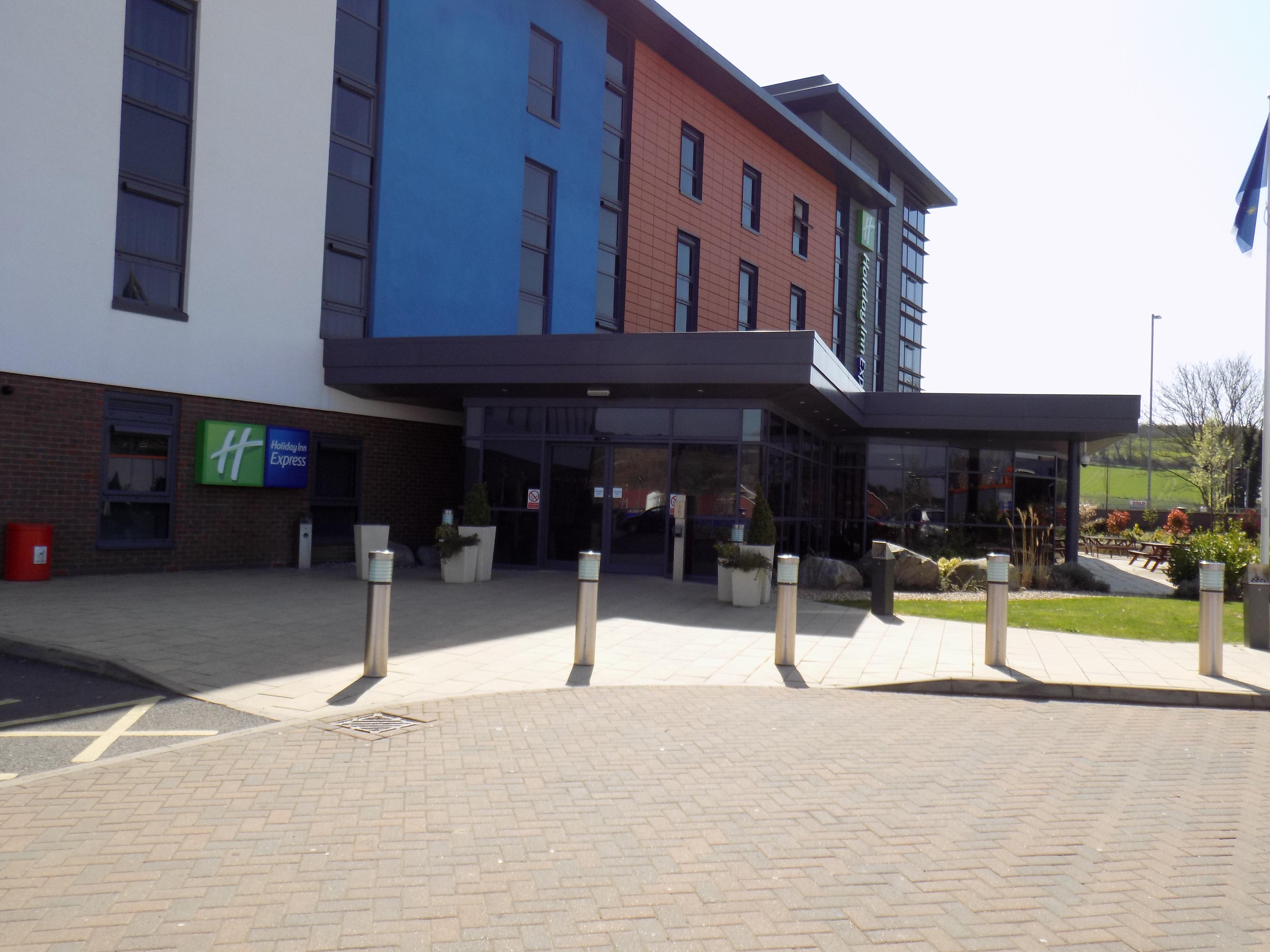 Holiday Inn Express Dunstable, An Ihg Hotel Ngoại thất bức ảnh