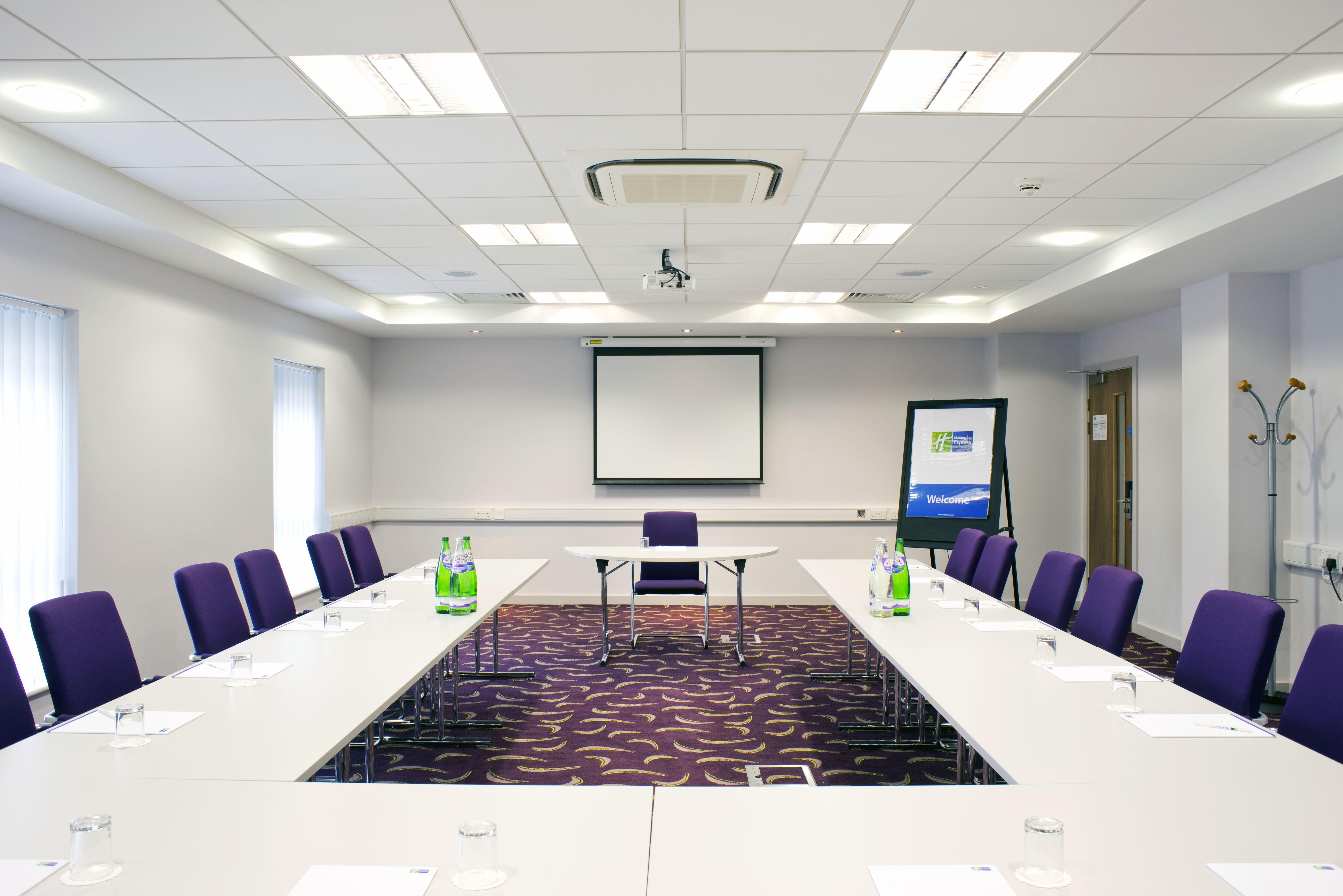 Holiday Inn Express Dunstable, An Ihg Hotel Ngoại thất bức ảnh