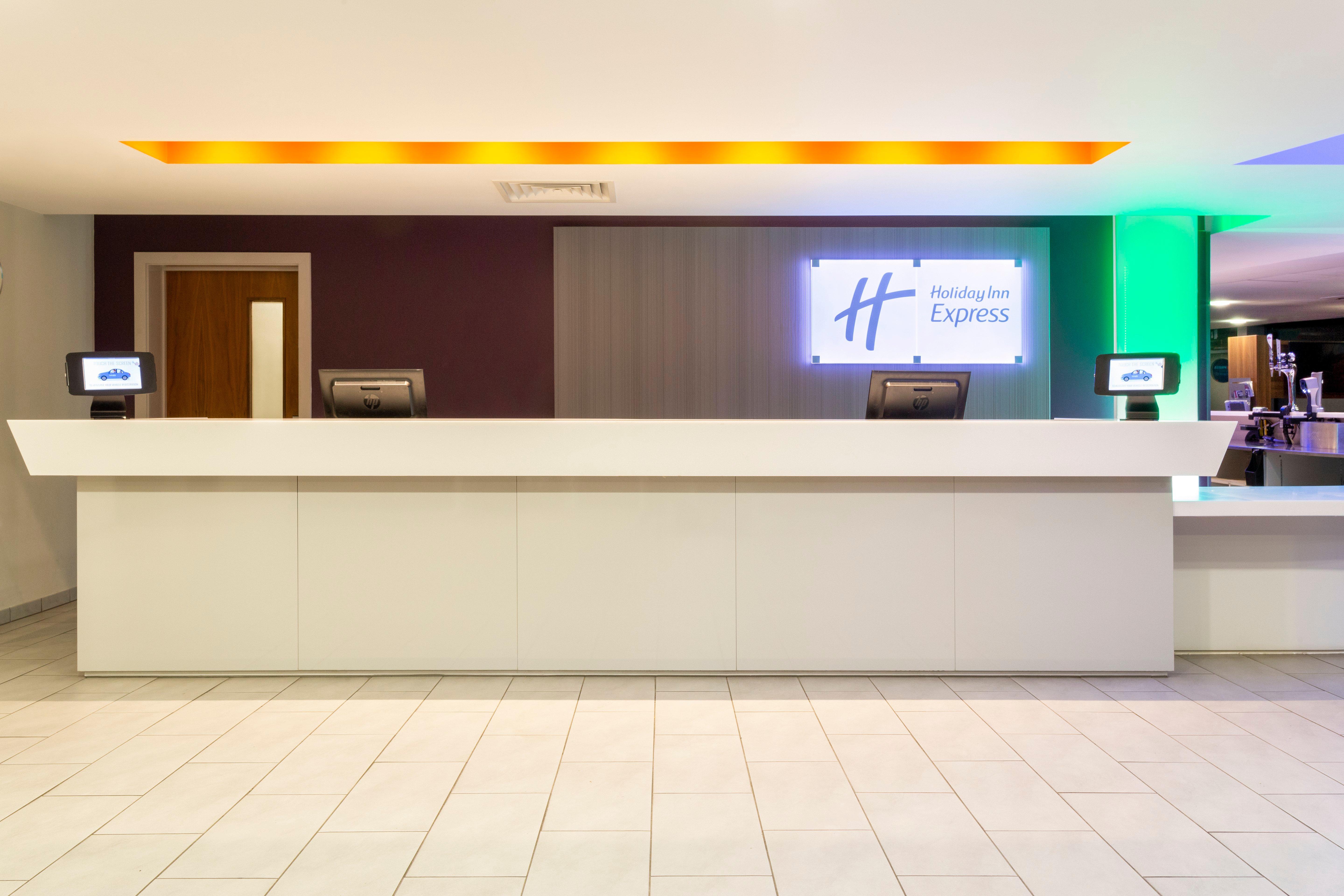 Holiday Inn Express Dunstable, An Ihg Hotel Ngoại thất bức ảnh