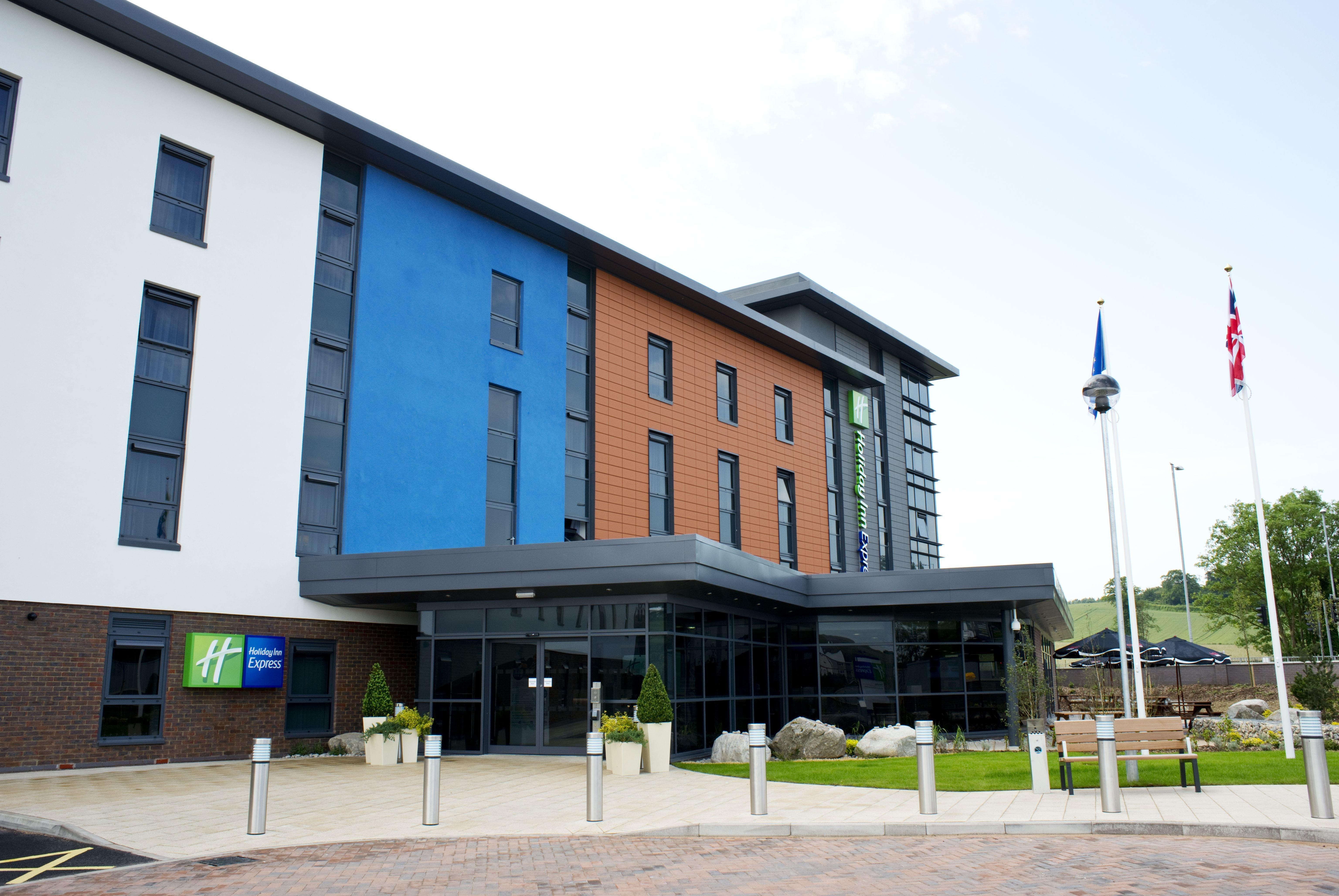 Holiday Inn Express Dunstable, An Ihg Hotel Ngoại thất bức ảnh