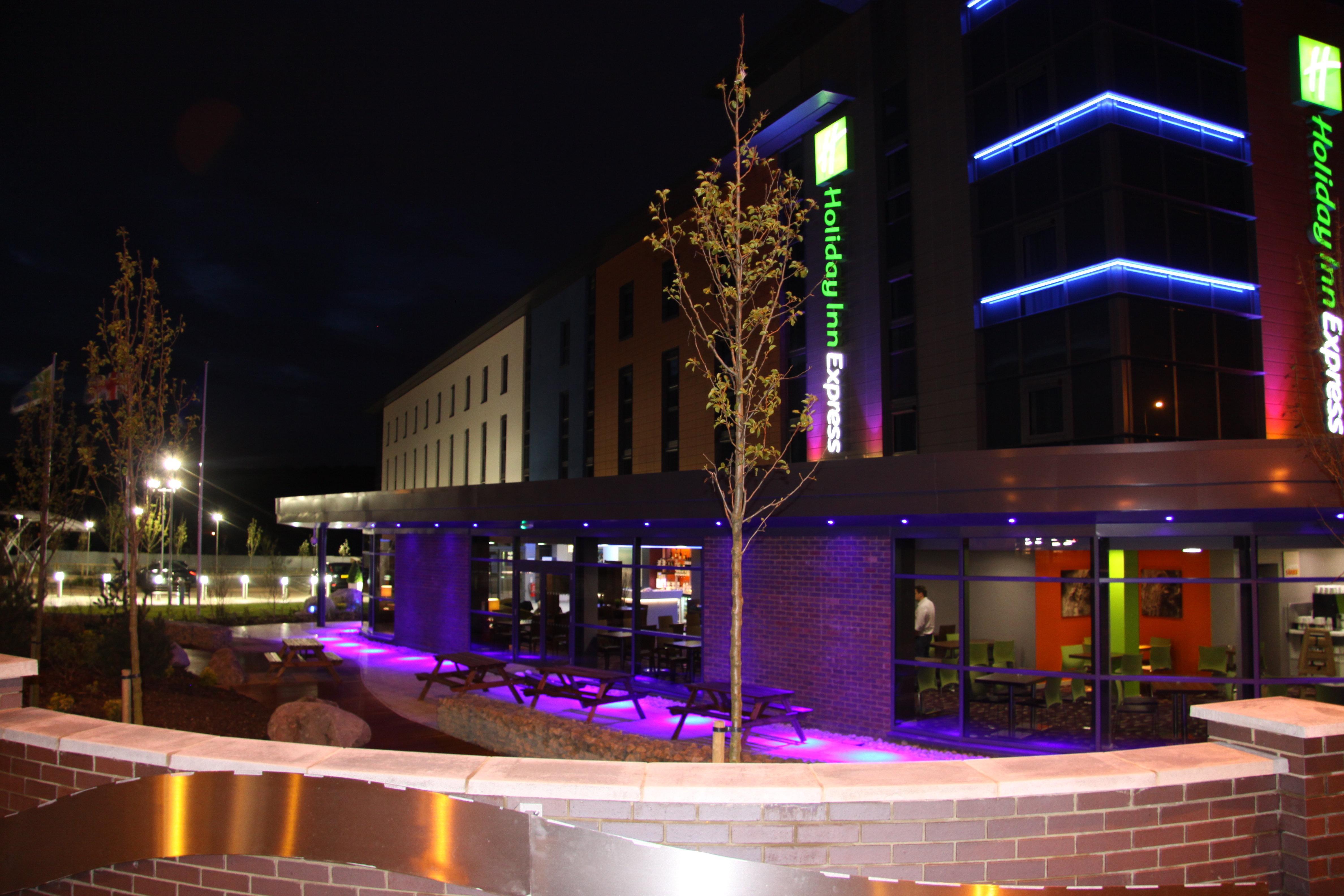 Holiday Inn Express Dunstable, An Ihg Hotel Ngoại thất bức ảnh