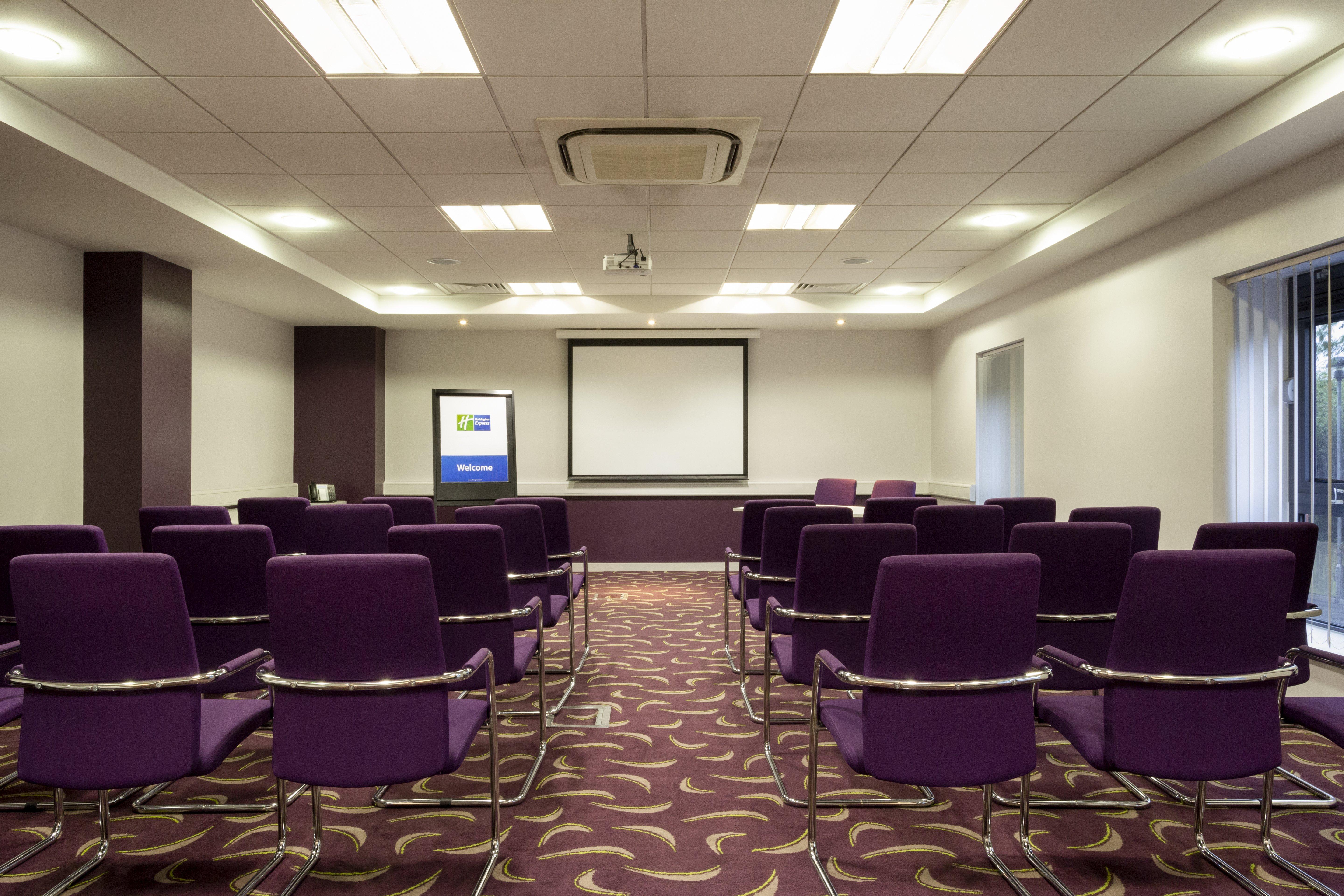 Holiday Inn Express Dunstable, An Ihg Hotel Ngoại thất bức ảnh