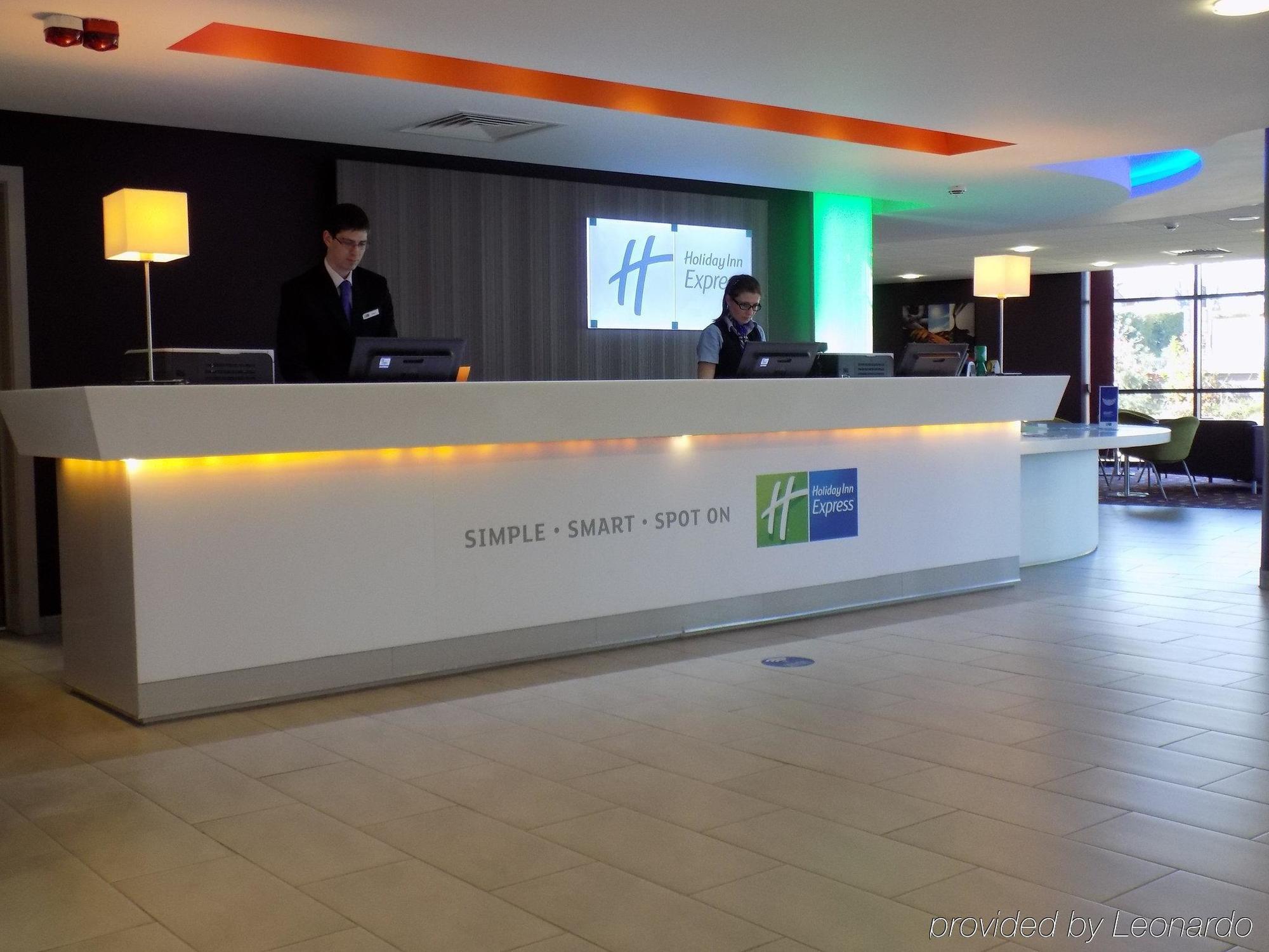 Holiday Inn Express Dunstable, An Ihg Hotel Ngoại thất bức ảnh