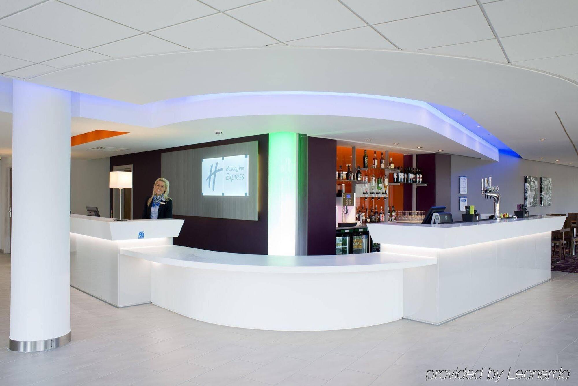 Holiday Inn Express Dunstable, An Ihg Hotel Ngoại thất bức ảnh